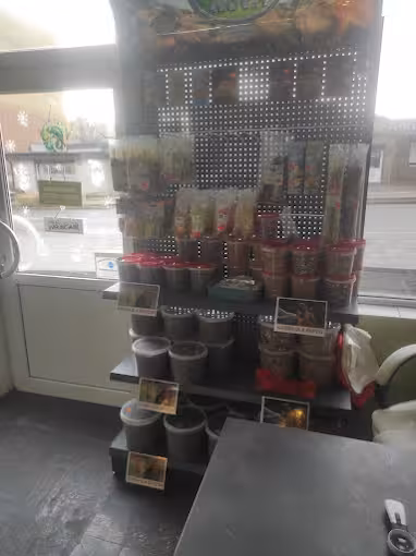 Półka z karmami i granulatami dla gadów